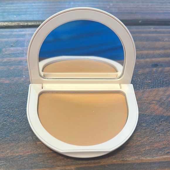 Rare Beauty Pressed Finishing Powder- AJ4H1 SAND Compact - Picture 2 of 4